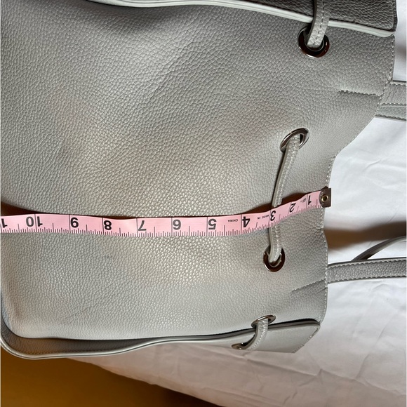 Gray tote bag with tassels - Picture 3 of 9